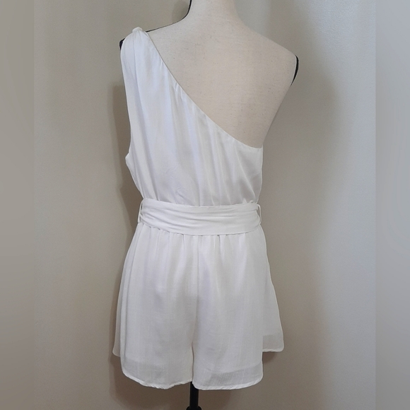 *FINAL SALE* NWT Zesica One Shoulder Sleeveless Tie Waist Boho Romper - Picture 8 of 8
